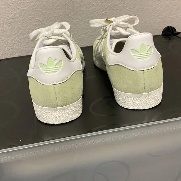 NWOB Adidas Gazelle sneakers 9.5 - Picture 4 of 6